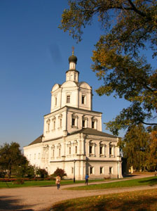 Башня в резном золоте листвы