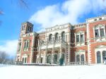 Классический портик главного дома, вид на реку с высокого берега.