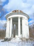 Беседка в центре пруда - когда-то к ней можно было пройти по мостику.
