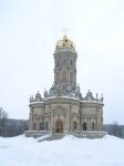 Церковь знаменияя - смешение европейских и русских традиций.