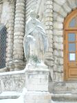 Статуя Гиригория Богослова у входа в церковь.